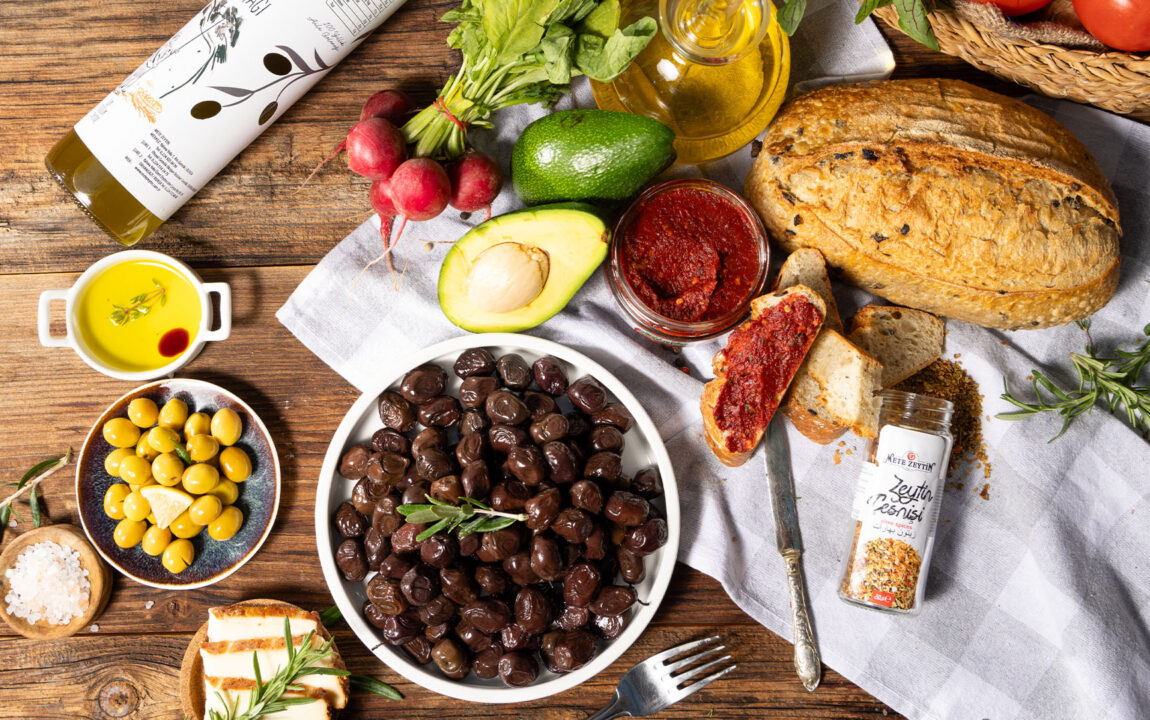 Siyah ve yeşil zeytin arasındaki farkları bilmek, sofranız için doğru seçimi yapmanıza yardımcı olur.
